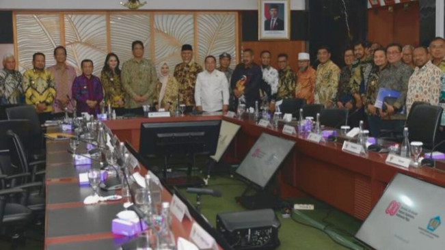 Sherly Tjoanda bersama jajaran Kepala Daerah se-Indonesia berfoto bareng Menkeu Purbaya Yudhi Sadewa (Instagram @s_tjo)